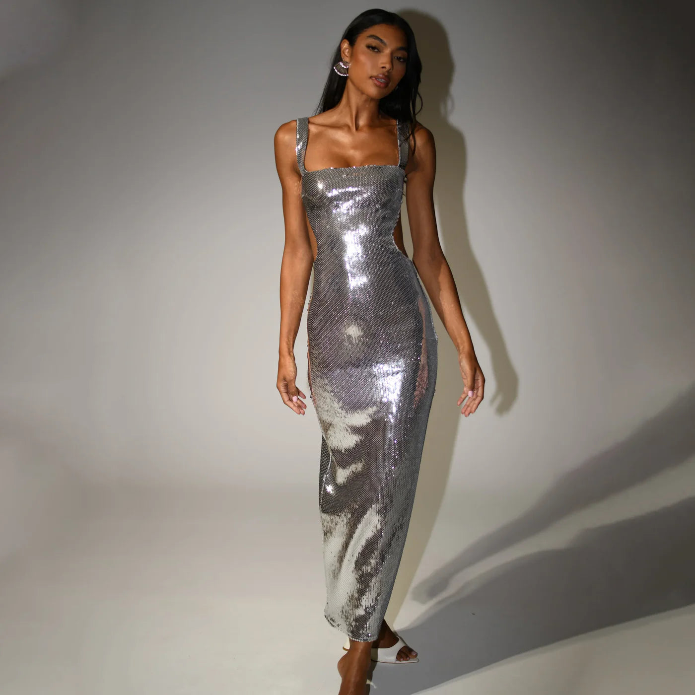 Shay Pailletten Cut Out Maxi Jurk Zilverkleurig Met Strategische Uitsparingen En Bodycon Pasvorm Voor Glamoureuze Feestkleding