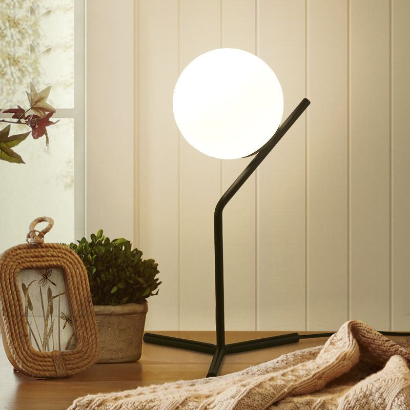 LumaSphere – Moderne LED Tafellamp met Sferische Witglazen Kap