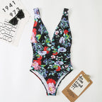 Diepe V-hals One-Piece Badpak voor Vrouwen met Hoge Beenuitsnijding en Flatterend Design voor Strand en Zwembad