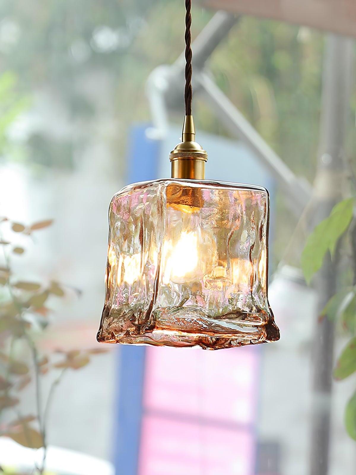 Hanglamp van messing en amberglas