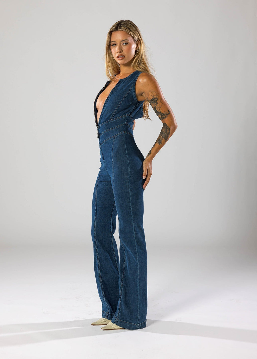 Dames Jumpsuit – Denim – Diepe V-Hals – Flared Pijpen – Getailleerde Pasvorm – Rits Sluiting