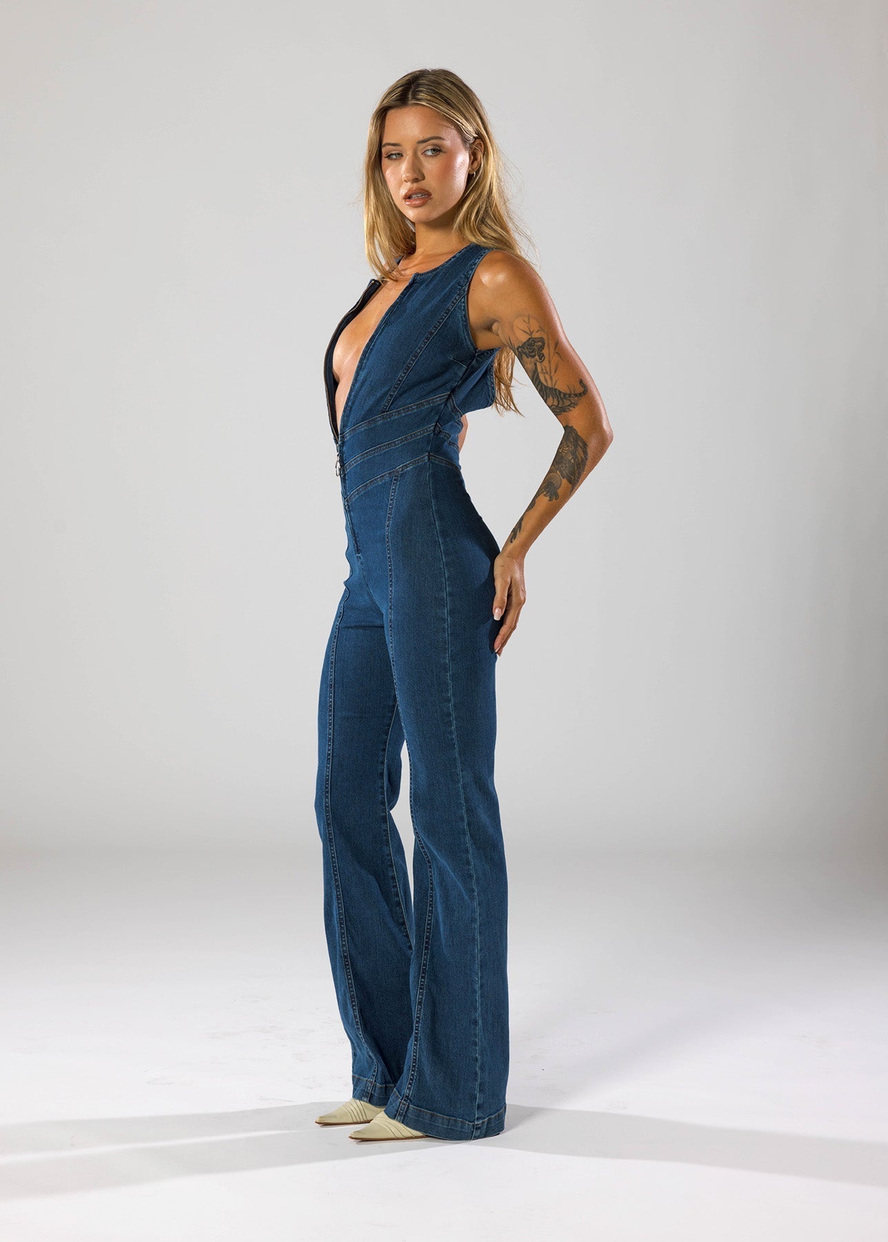 Dames Jumpsuit – Denim – Diepe V-Hals – Flared Pijpen – Getailleerde Pasvorm – Rits Sluiting