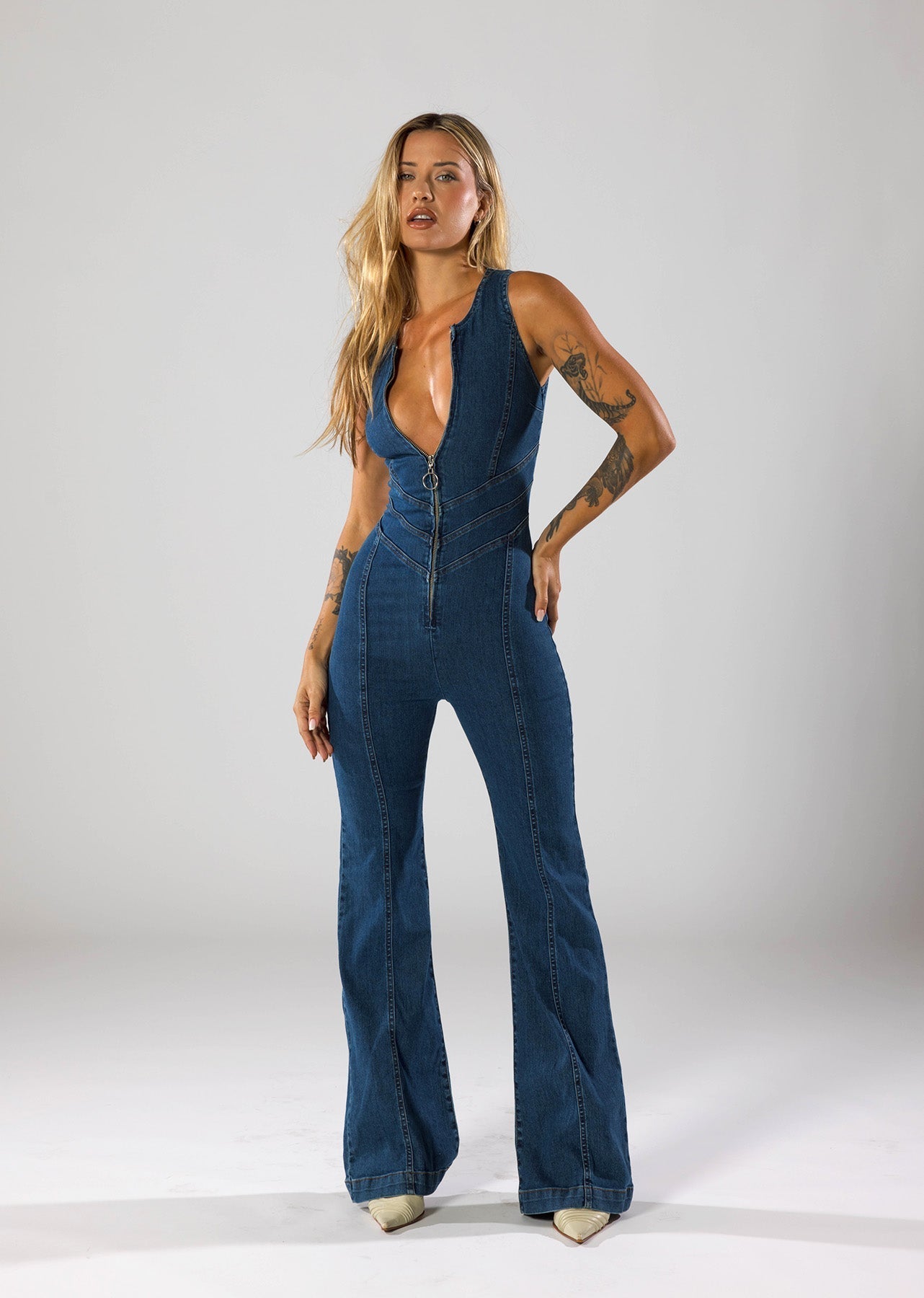Dames Jumpsuit – Denim – Diepe V-Hals – Flared Pijpen – Getailleerde Pasvorm – Rits Sluiting