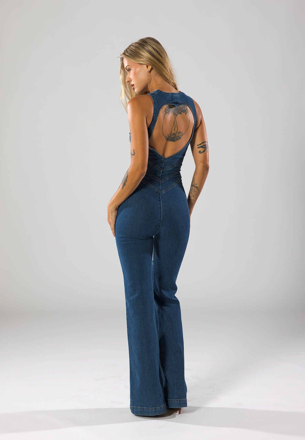 Dames Jumpsuit – Denim – Diepe V-Hals – Flared Pijpen – Getailleerde Pasvorm – Rits Sluiting