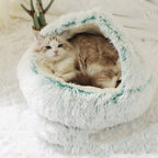 Ronde, rustgevende kattengrot van pluche