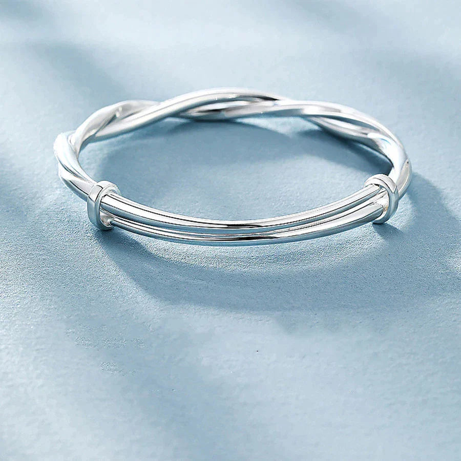 Stijlvolle Gevlochten Zilveren Armband voor Dames Met Uniek Verwarrend Patroon en Tijdloze Elegant Styling in Sterling Zilver