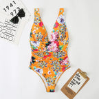 Diepe V-hals One-Piece Badpak voor Vrouwen met Hoge Beenuitsnijding en Flatterend Design voor Strand en Zwembad