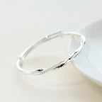 Stijlvolle Gevlochten Zilveren Armband voor Dames Met Uniek Verwarrend Patroon en Tijdloze Elegant Styling in Sterling Zilver
