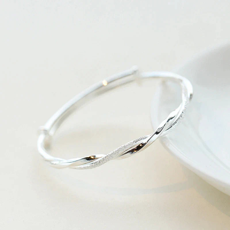 Stijlvolle Gevlochten Zilveren Armband voor Dames Met Uniek Verwarrend Patroon en Tijdloze Elegant Styling in Sterling Zilver