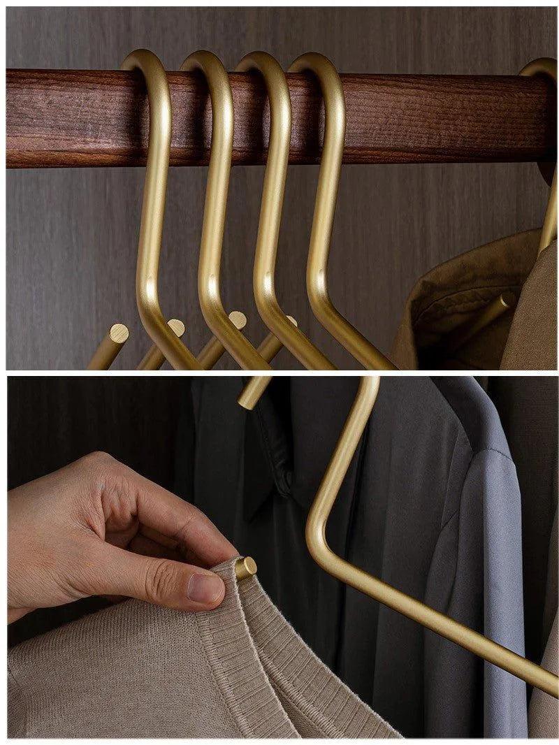 Set van 5 Matte Gouden/Zilveren Kledinghangers van Metaal met Naadloos Ontwerp voor Stijlvolle Garderobeorganisatie