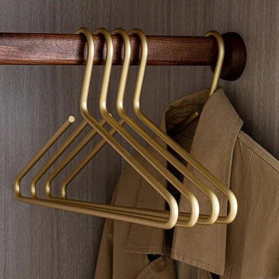 Set van 5 Matte Gouden/Zilveren Kledinghangers van Metaal met Naadloos Ontwerp voor Stijlvolle Garderobeorganisatie