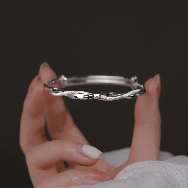 Stijlvolle Gevlochten Zilveren Armband voor Dames Met Uniek Verwarrend Patroon en Tijdloze Elegant Styling in Sterling Zilver
