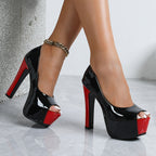 Middernachtzwarte en rode hakken