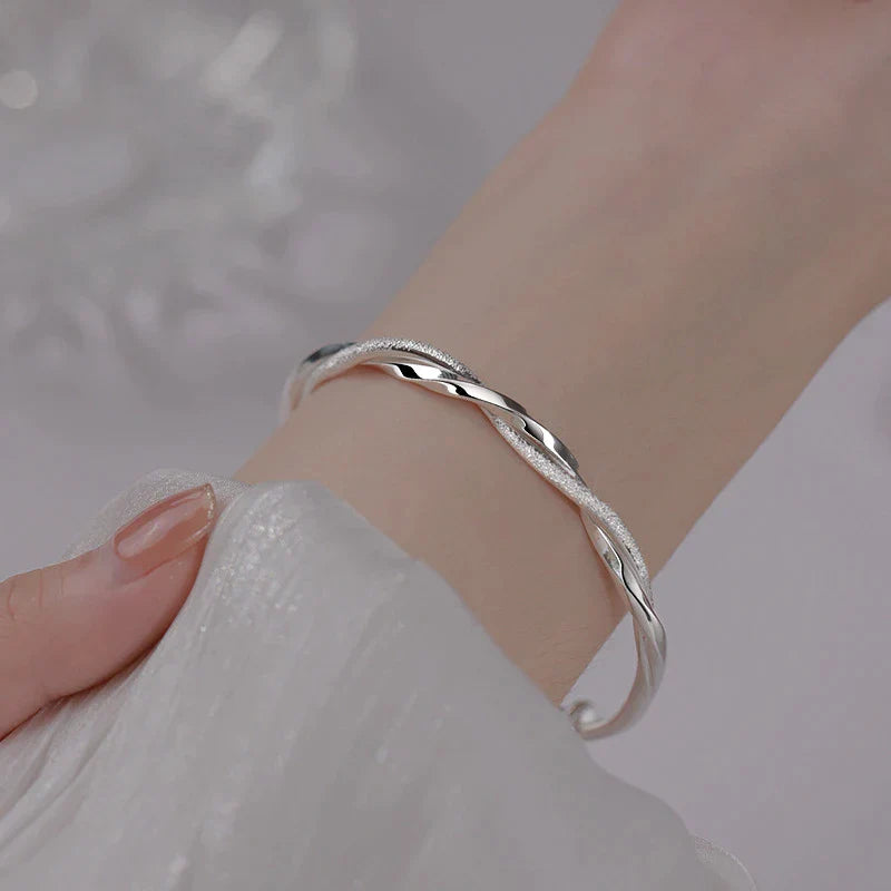 Stijlvolle Gevlochten Zilveren Armband voor Dames Met Uniek Verwarrend Patroon en Tijdloze Elegant Styling in Sterling Zilver