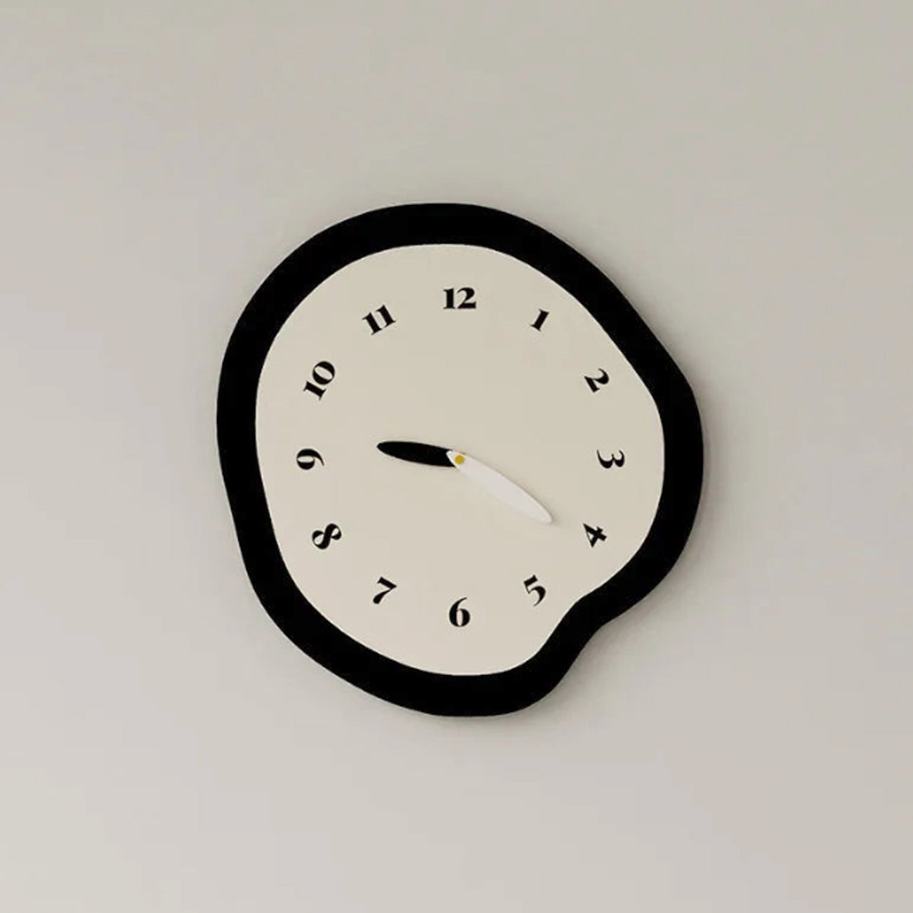 Abstract vervormde stille wandklok - modern minimalistisch slingerontwerp