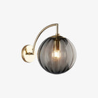 Gouden LED wandlamp met rookglazen bol Scone