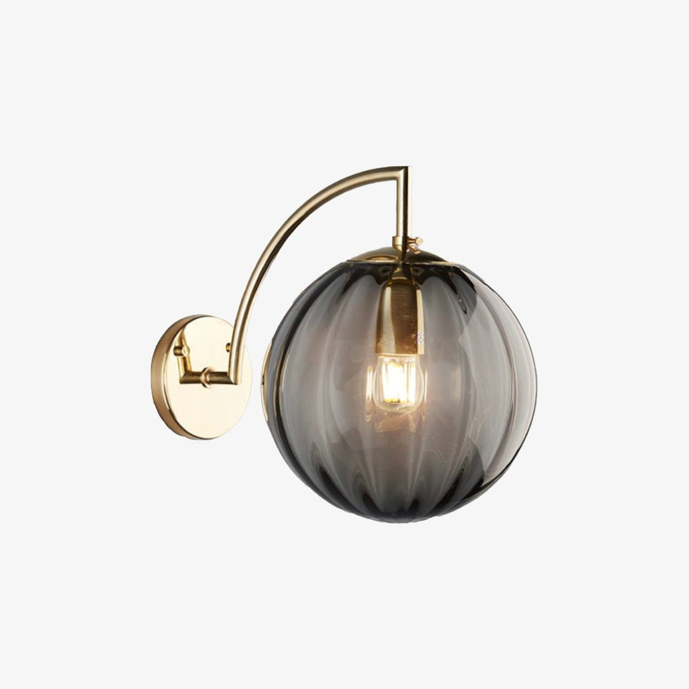 Gouden LED wandlamp met rookglazen bol Scone