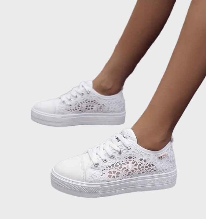 Witte Lage Sneakers met Veters en Elegant Ontwerp