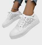 Witte Lage Sneakers met Veters en Elegant Ontwerp