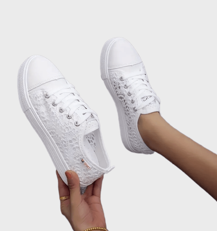 Witte Lage Sneakers met Veters en Elegant Ontwerp