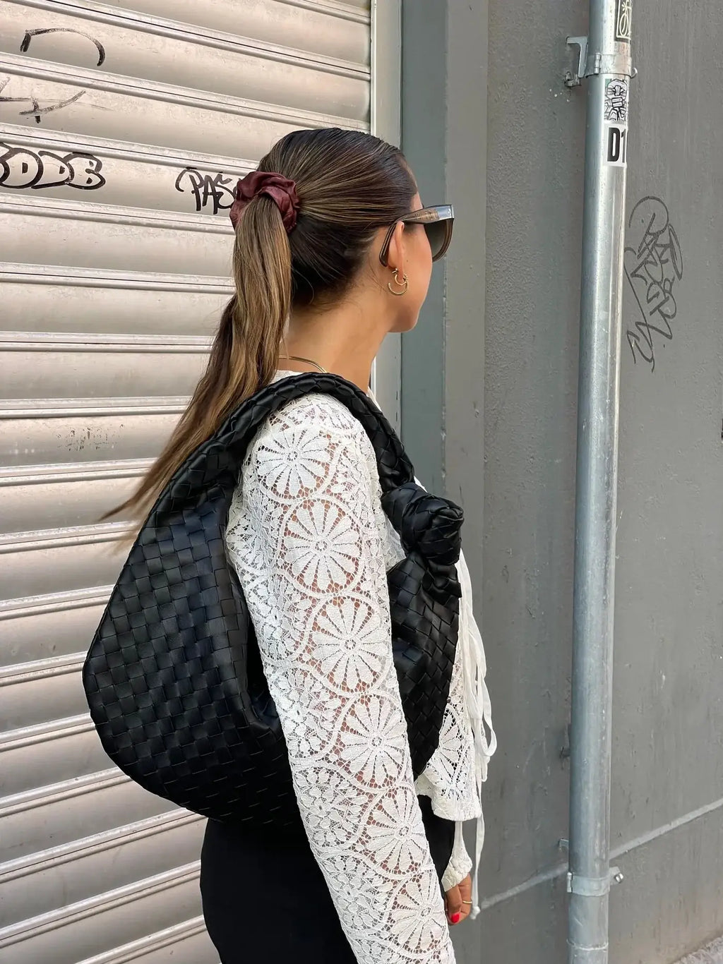 Gevlochten Knoop Nepleer Medium Tas Met Handvat Voor Elegant en Modern Gebruik