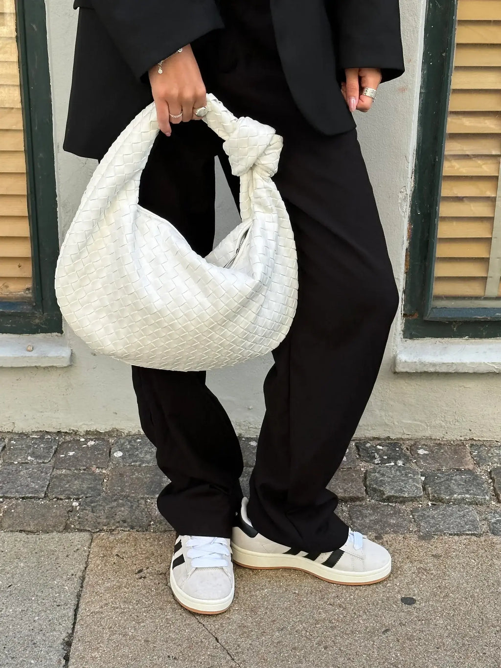 Gevlochten Knoop Nepleer Medium Tas Met Handvat Voor Elegant en Modern Gebruik