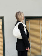 Gevlochten Knoop Nepleer Medium Tas Met Handvat Voor Elegant en Modern Gebruik