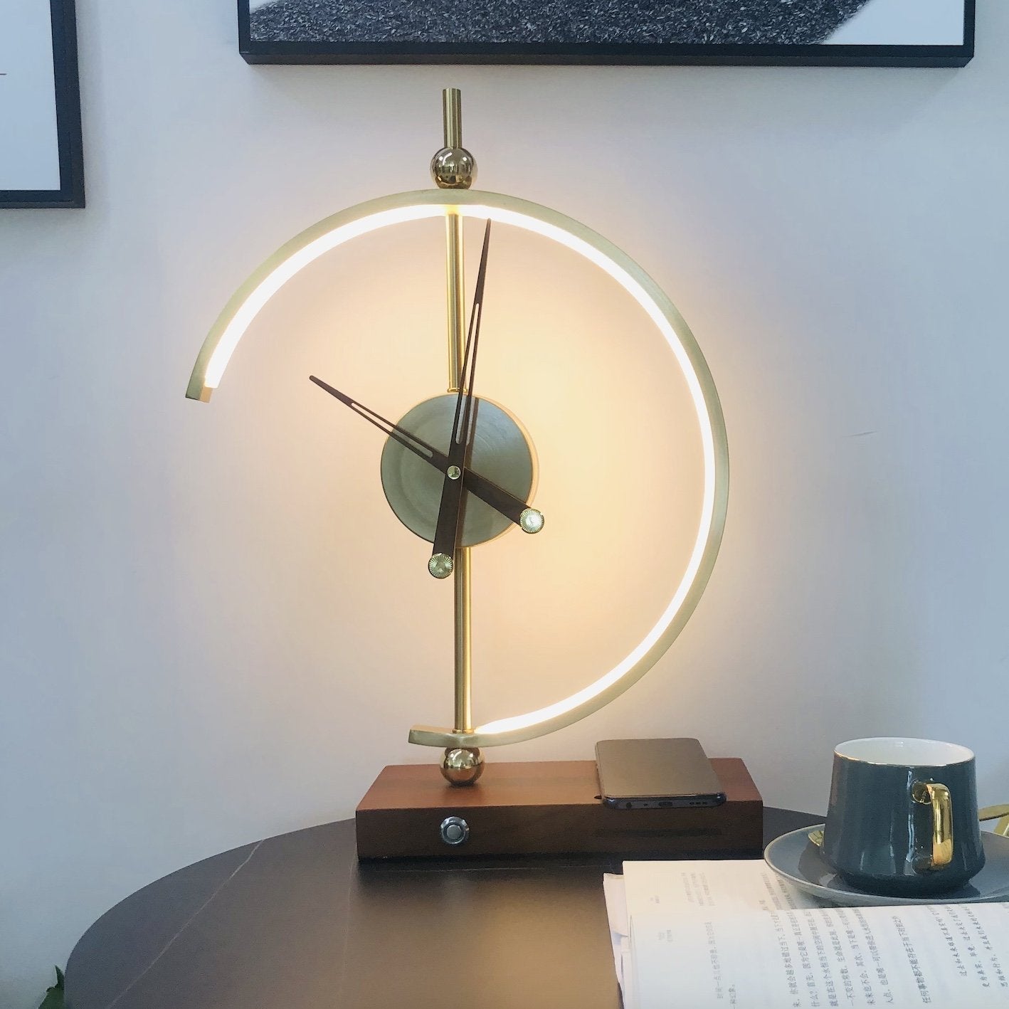 Yuna - LED Tafellamp Met Draadloze Qi Oplader En Ingebouwde Klok Voor Woonkamer En Kantoor