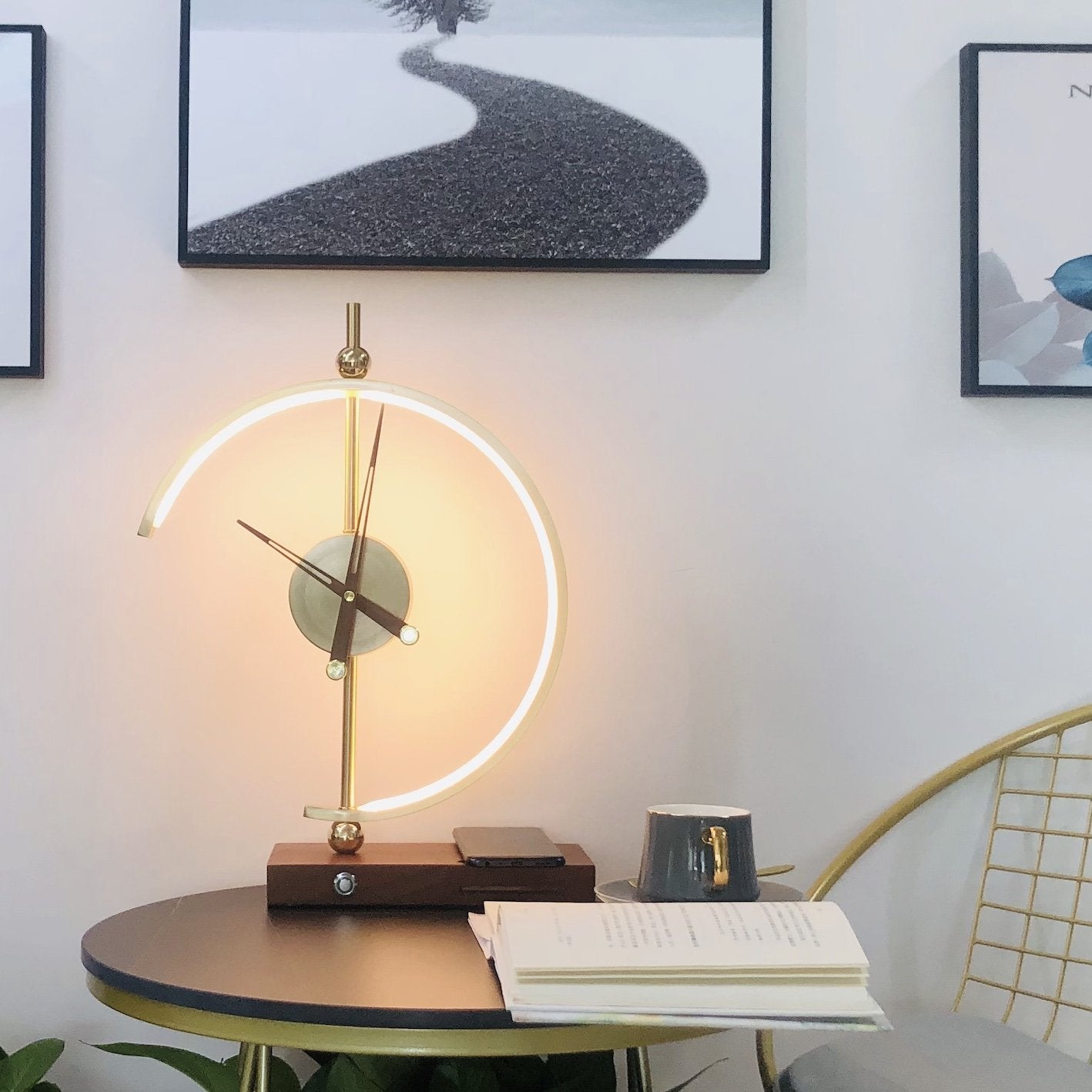 Yuna - LED Tafellamp Met Draadloze Qi Oplader En Ingebouwde Klok Voor Woonkamer En Kantoor