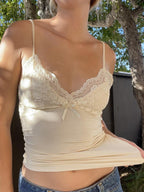 Effen kleur zoete bloemenkant splicing cami top 2