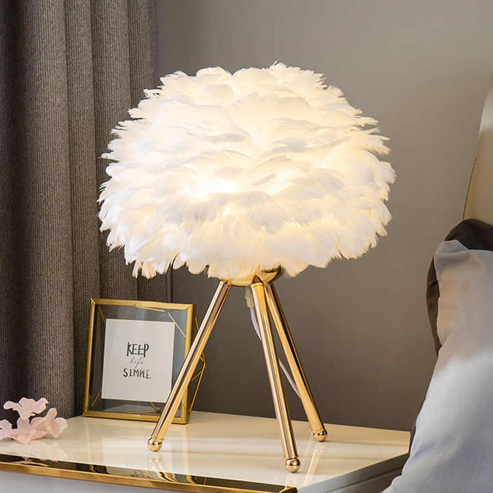 Feather Dimbare Tafellamp Met Luxe Veren Voor Gezellige Sfeer En Modern Interieur