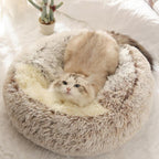 Ronde, rustgevende kattengrot van pluche