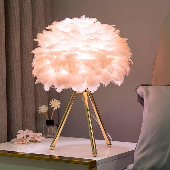 Feather Dimbare Tafellamp Met Luxe Veren Voor Gezellige Sfeer En Modern Interieur