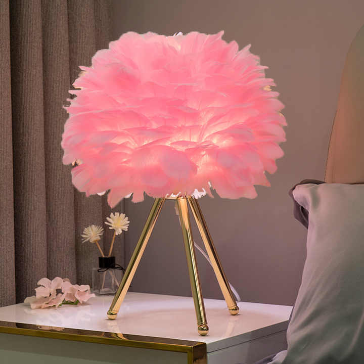 Feather Dimbare Tafellamp Met Luxe Veren Voor Gezellige Sfeer En Modern Interieur