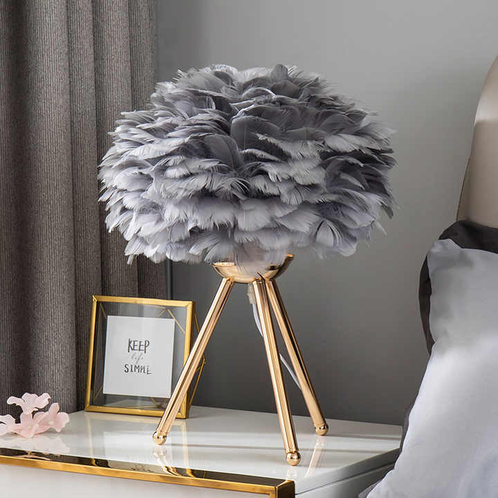 Feather Dimbare Tafellamp Met Luxe Veren Voor Gezellige Sfeer En Modern Interieur
