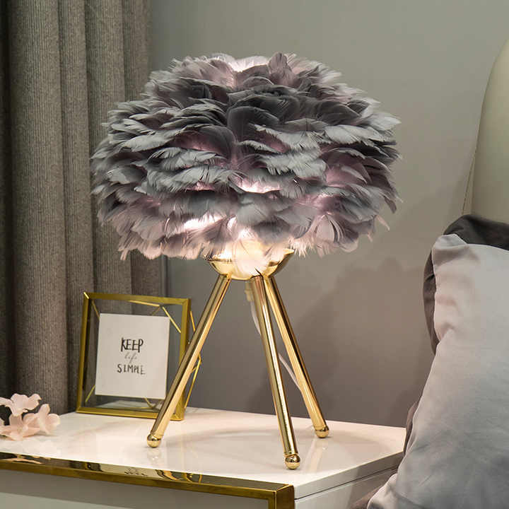 Feather Dimbare Tafellamp Met Luxe Veren Voor Gezellige Sfeer En Modern Interieur
