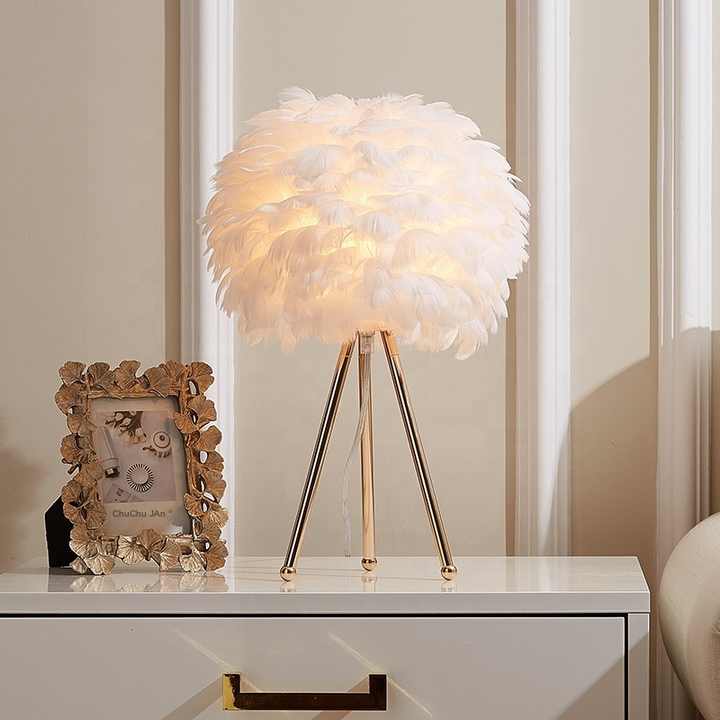 Feather Dimbare Tafellamp Met Luxe Veren Voor Gezellige Sfeer En Modern Interieur