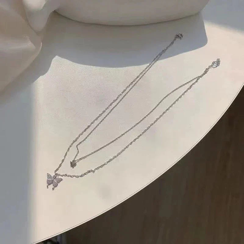 Verfijnde Zilveren Kettingset Met Glanzende Vlinder - Elegant Gelaagd Sieradenontwerp Met Zirkonia Voor Feesten, Bruiloften, Cadeaus En Dagelijks Gebruik
