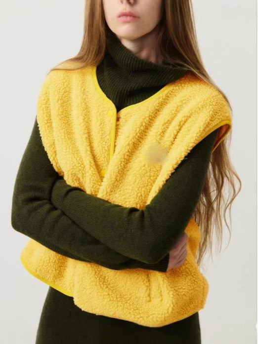 Mouwloos damesvest met drukknopen en ronde hals 4