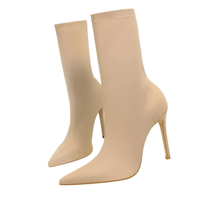 Kai Luxe: opvallende enkellaarsjes met hoge hak en puntige neus