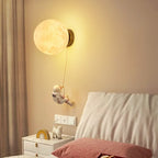 MoonVoyage - Maanvormige Astronaut Wandlamp