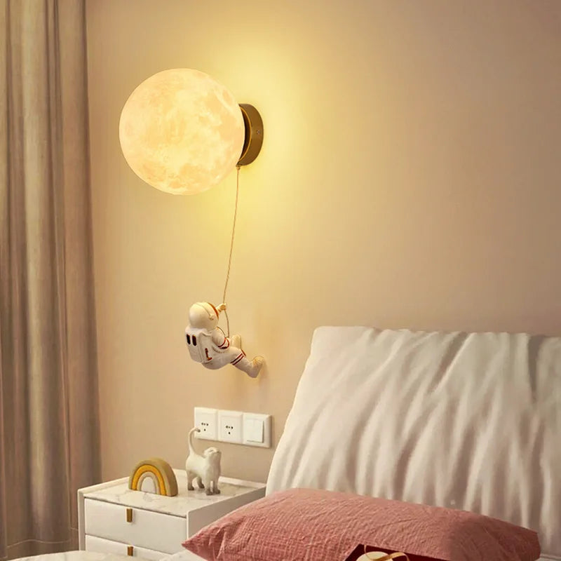 MoonVoyage - Maanvormige Astronaut Wandlamp