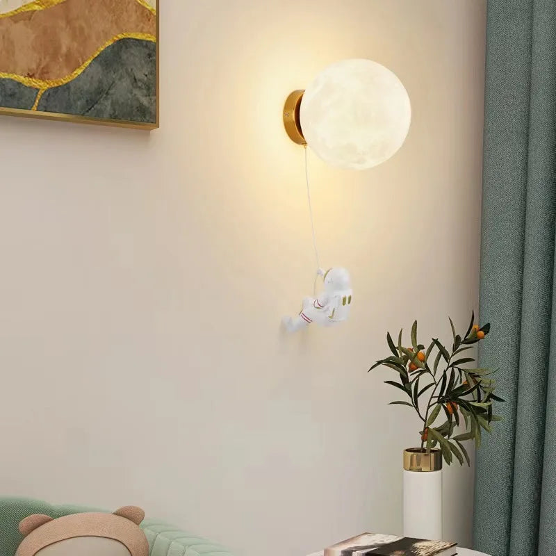 MoonVoyage - Maanvormige Astronaut Wandlamp