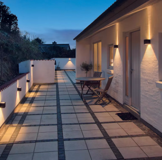 LumiSensor I Waterdichte Wandlamp met Verstelbare Stralingshoek – Zwart/wit