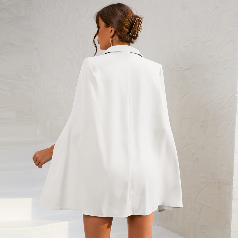 Riley Cape Jurk Luxe Elegante Blazerjurk Voor Gala, Bruiloft en Avondgelegenheden Met Mysterieuze Cape en Gouden Details