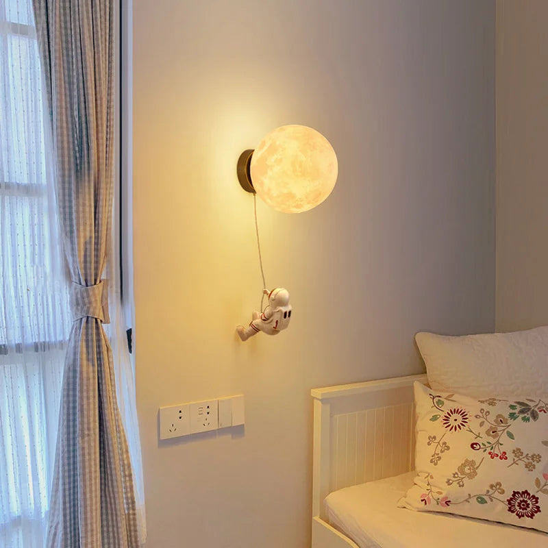 MoonVoyage - Maanvormige Astronaut Wandlamp