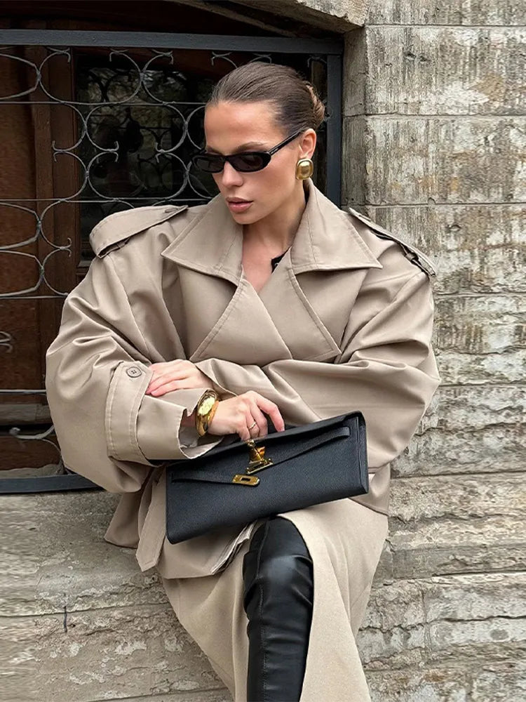 Vintage Dames Korte Trenchcoat met Omgeslagen Kraag en Schoudervullingen - Chic Damesjas