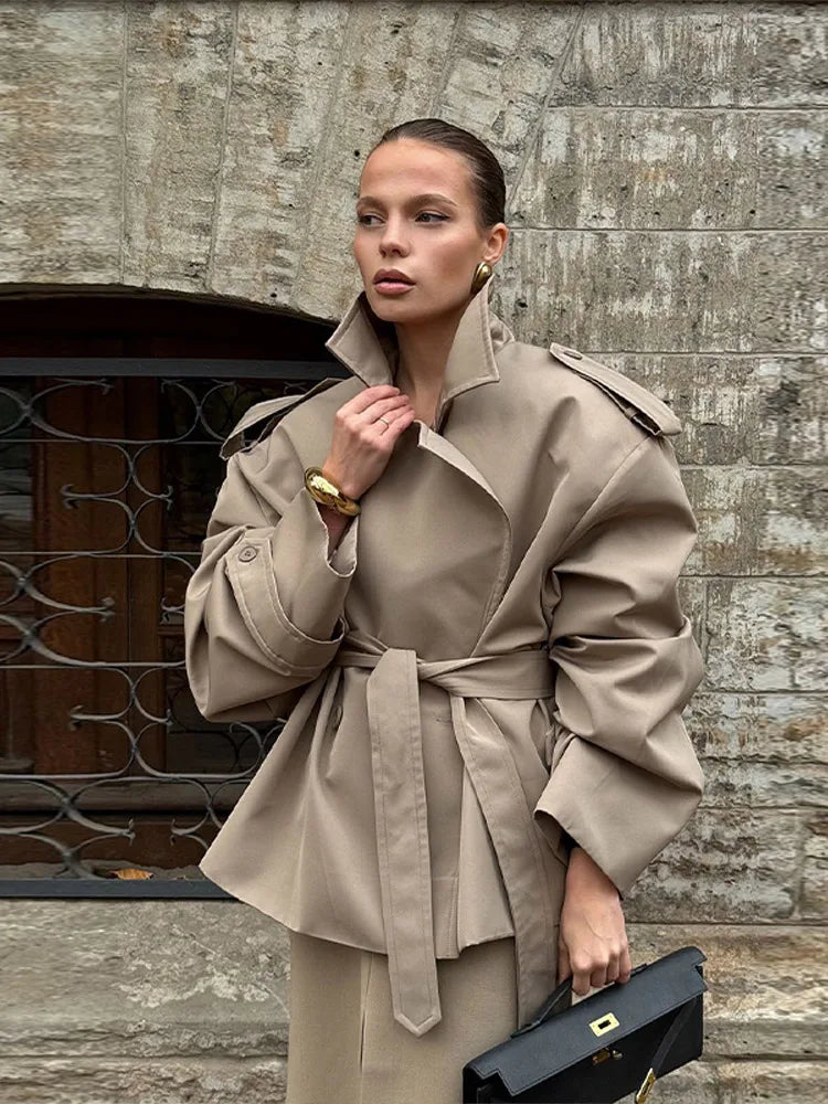 Vintage Dames Korte Trenchcoat met Omgeslagen Kraag en Schoudervullingen - Chic Damesjas