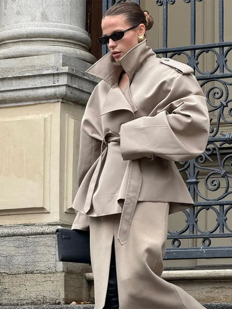 Vintage Dames Korte Trenchcoat met Omgeslagen Kraag en Schoudervullingen - Chic Damesjas