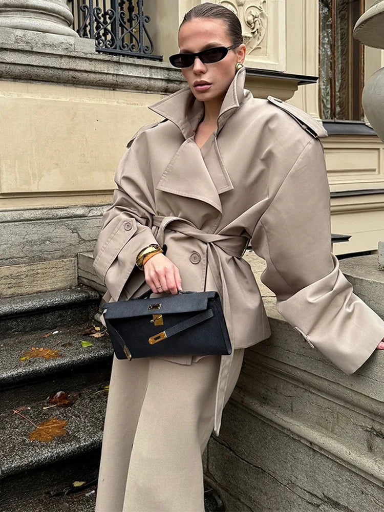 Vintage Dames Korte Trenchcoat met Omgeslagen Kraag en Schoudervullingen - Chic Damesjas